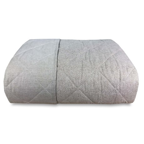 Colcha acolchada sobre beige
