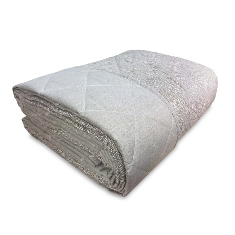 Colcha acolchada sobre beige