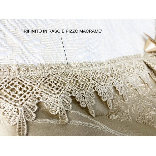 TAGESDECKE MIT GOLDENEM SATIN Doppelbett IDEE HOCHZEIT