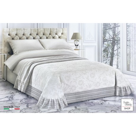 Macramé lace bedspread with high lace