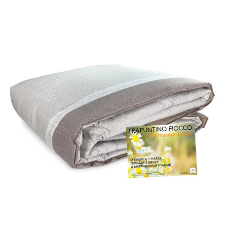 Colcha lisa beige con diseño de puntos
