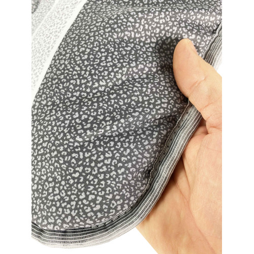 GESTEPPTE TAGESDECKE MIT GEPUNKTETER SCHLEIFE © Grau Made in Italy