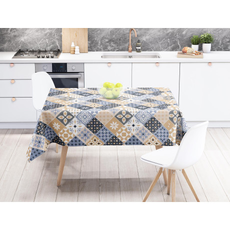 Nappe en toile cirée avec faïence sur fond bleu