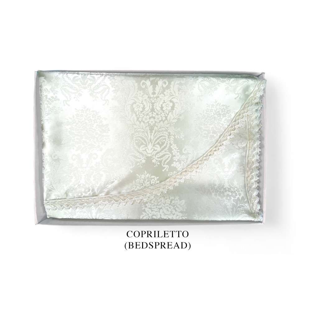 Set Letto Matrimoniale Regina, Lenzuola in Raso di Poliestere con Pizzo Macramè e Copriletto con Passamaneria, Made in Italy