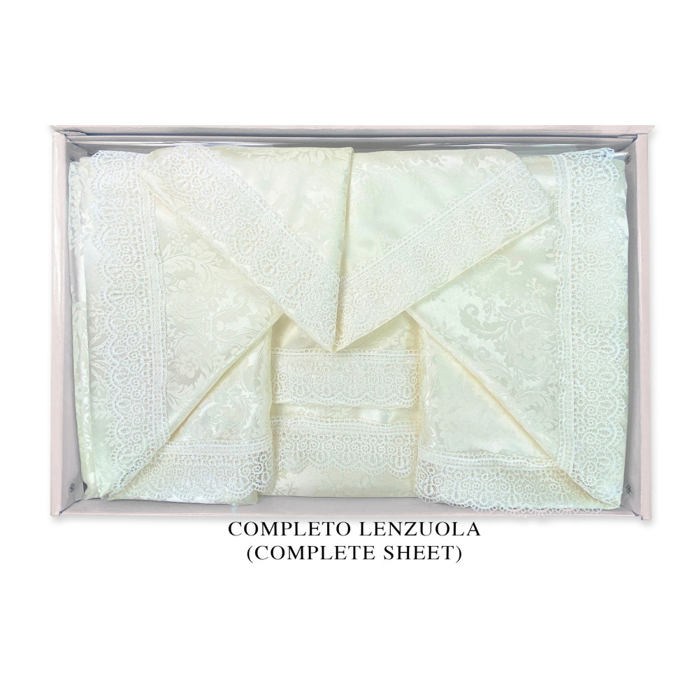 Set Letto Matrimoniale Regina, Lenzuola in Raso di Poliestere con Pizzo Macramè e Copriletto con Passamaneria, Made in Italy