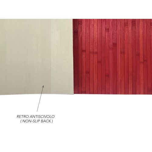 Dettaglio tappeto in bambù rosso tinta unita con fondo antiscivolo