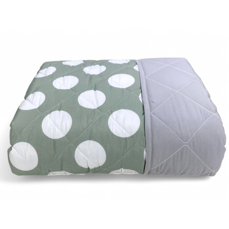 Colcha acolchada de lunares verdes – Diseño moderno con lunares blancos sobre un fondo verde salvia