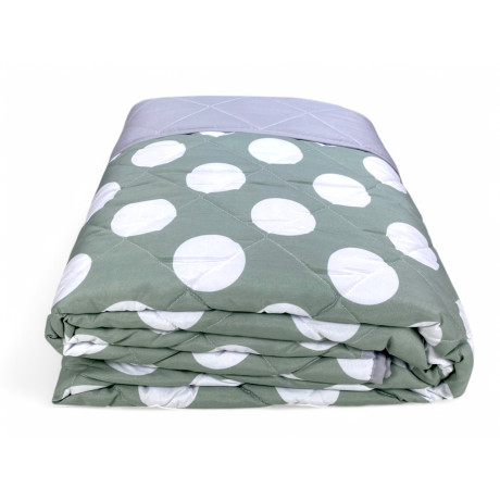 Colcha acolchada de lunares verdes – Diseño moderno con lunares blancos sobre un fondo verde salvia