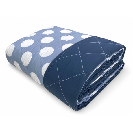 Blaue Polka Dot Steppdecke – Modernes Design mit weißen Tupfen auf hellblauem Hintergrund