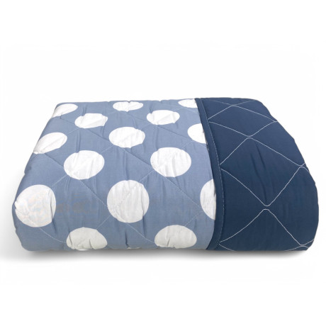 Blaue Polka Dot Steppdecke – Modernes Design mit weißen Tupfen auf hellblauem Hintergrund