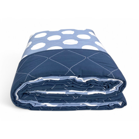 Colcha acolchada de lunares azules – Diseño moderno con lunares blancos sobre fondo azul claro