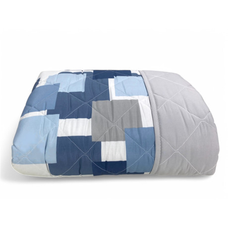 Blue Check Quilted Tagesdecke – Modernes geometrisches Design mit Karos in verschiedenen Blau- und Grautönen