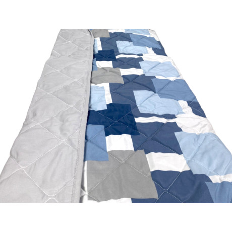 Blue Check Quilted Tagesdecke – Modernes geometrisches Design mit Karos in verschiedenen Blau- und Grautönen