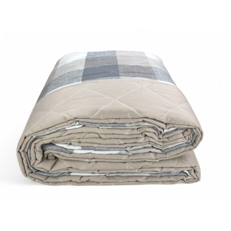 Beige Schottische Steppdecke – Kariertes Design mit Beige-, Grau- und Weißtönen