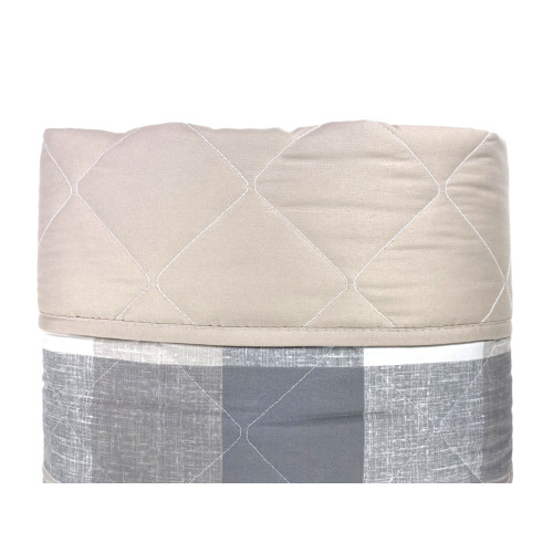 Detalle de las costuras y ligero acolchado, ideal para primavera y verano