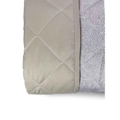 Colcha acolchada beige para niño – Diseño de micropuntos en beige y gris, refinado y moderno