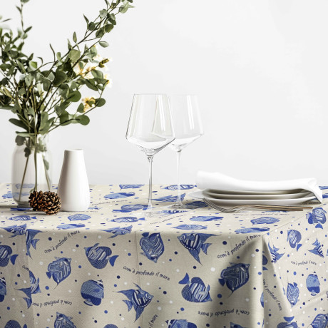 Mantel Dory "How Deep is the Sea" – Estampado de peces azules sobre fondo crudo – Made in Italy