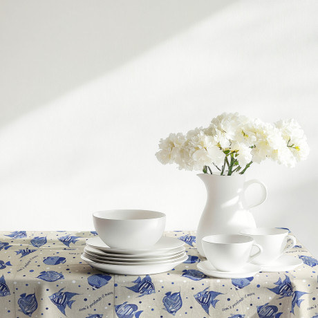 Mantel Dory "How Deep is the Sea" – Estampado de peces azules sobre fondo crudo – Made in Italy