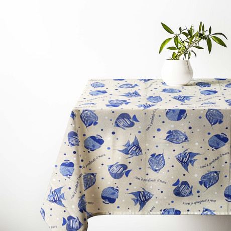 Mantel Dory "How Deep is the Sea" – Estampado de peces azules sobre fondo crudo – Made in Italy
