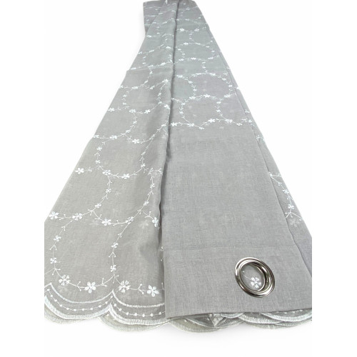 Vue latérale du rideau Chantal gris semi-transparent avec broderie florale.
