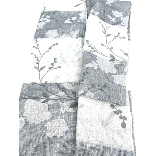 Halbtransparenter Stoff des Olinka-Vorhangs mit floraler Textur und sichtbaren Details an der Hand.