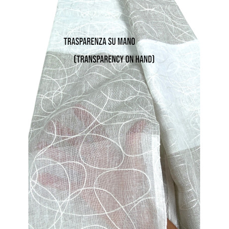 Detail des halbtransparenten Stoffes des Nettuno-Vorhangs mit gestickten Streifen.