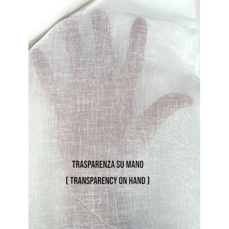 Halbtransparenter Stoff mit Transparenz an der Hand, natürlicher Look