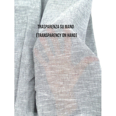 Transparentes Detail an der Hand aus halbtransparentem grauem Stoff