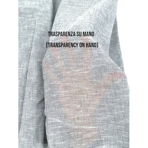 Transparentes Detail an der Hand aus halbtransparentem grauem Stoff