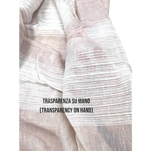 Dettaglio tenda Monaco rosa con trasparenza su mano