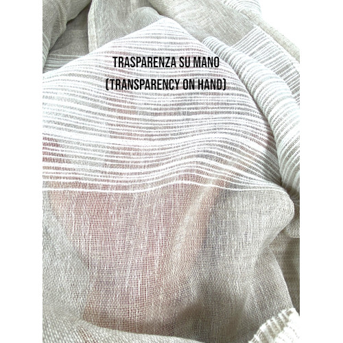 Detail des beigen Monaco-Vorhangs mit Transparenz an der Hand