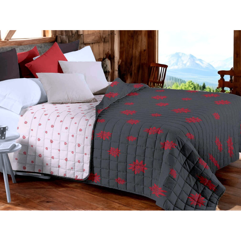 Couvre-lit matelassé Edelweiss gris à décor rouge sur lit rustique Couvre-lit matelassé Edelweiss gris à décor rouge sur lit rustique