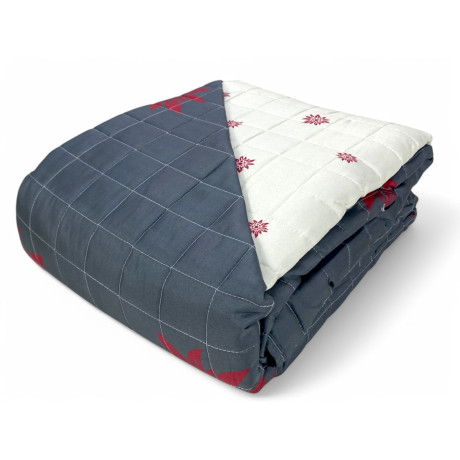 Graue Edelweiss Steppdecke mit rotem Dekor auf rustikalem Bett