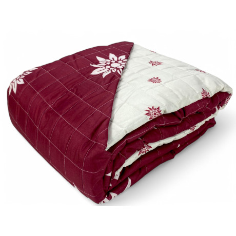 Rote Edelweiss Steppdecke mit weißen Blumen auf rustikalem Bett