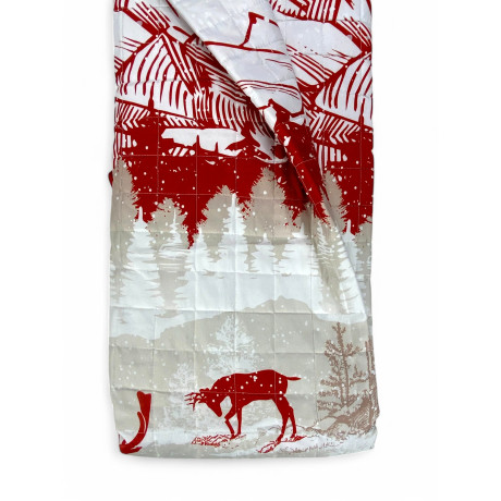 Colcha roja Monte Soglio en cama doble con estampado de ciervos