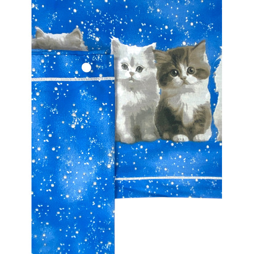 Doppelbett mit Kätzchen-Print auf blauen Laken ansehen - Sympathie und Design
