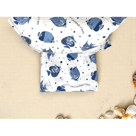 Bettset "How Deep is the Sea" mit blauem Fischdruck auf weißem Hintergrund