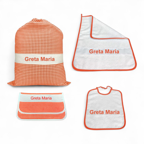 Set Asilo 4 Pezzi Personalizzato – Cotone Made in Italy – Sacco, Bavaglino, Asciugamano e Bustina con Ricamo Nome