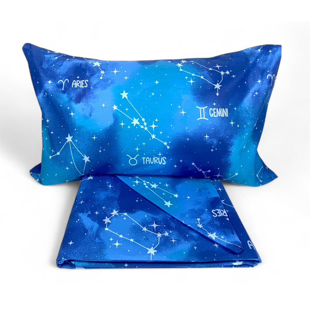 Funda nórdica azul "Sleep Time" con signos del zodiaco en la cama Funda nórdica azul "Sleep Time" con signos del zodiaco en la cama
