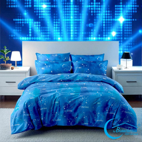 Copripiumino blu “Tempo di Dormire” con segni zodiacali su letto