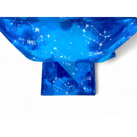 Funda nórdica azul "Sleep Time" con signos del zodiaco en la cama
