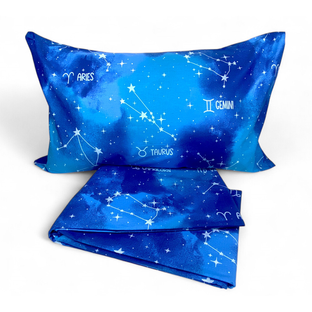 Blaue Bettwäsche mit mystischen Sternzeichen auf dem Bett – italienische Baumwolle Blaue Bettwäsche mit mystischen Sternzeichen auf dem Bett – italienische Baumwolle