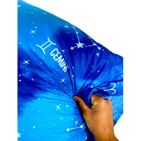 Completo lenzuola blu con segni zodiacali mistici su letto – cotone italiano