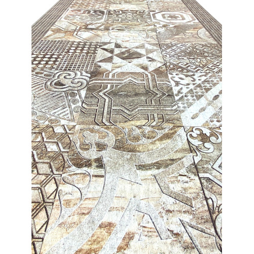 Vista completa de la elegante y neutra alfombra de mesa de mayólica beige