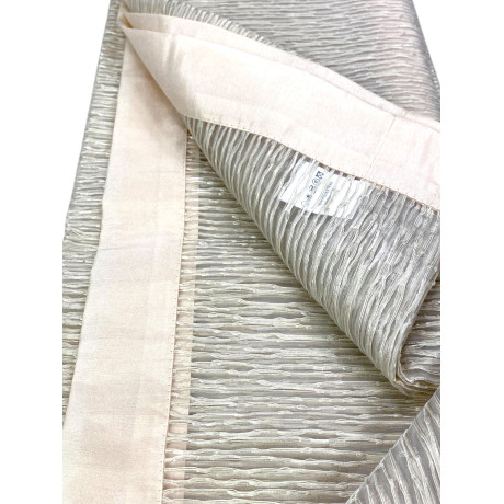 Oscar Beige Glasvorhang am Fenster montiert, eleganter und heller Look