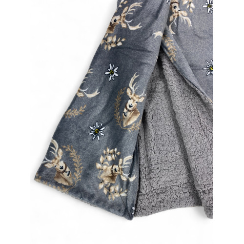 Graues Hirsch-Sherpa-Plaid – weiche Fleecedecke mit Lammfellrücken – Tiroler Art, Hirsch- und Edelweiß-Print