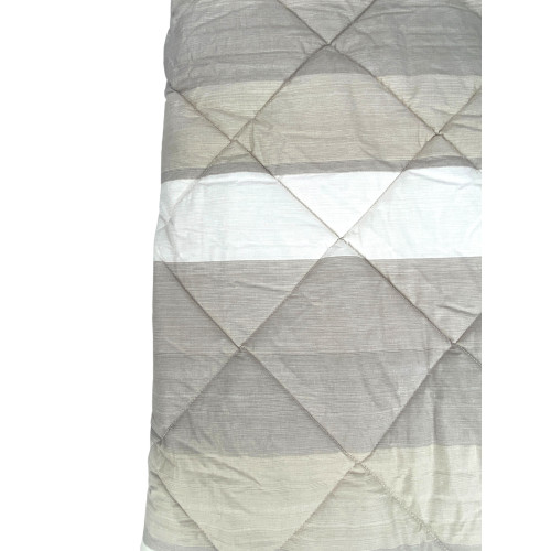 Trapunta Kot Riga Beige - Dettaglio trapuntatura a righe per un design raffinato.