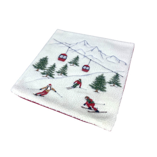 Cojín de invierno blanco con esquiadores y diseño de paisaje alpino