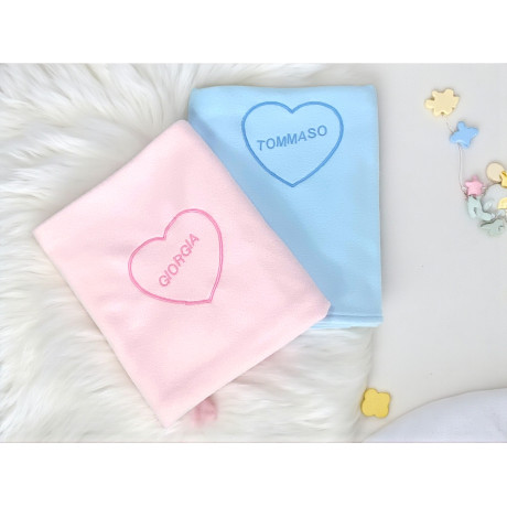 Couverture polaire personnalisée rose et bleue – cœur brodé – Made in Italy Couverture polaire personnalisée rose et bleue – cœur brodé – Made in Italy